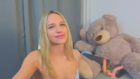 Snapshot of mellisakim chatting on 12/13/25, 10:59 Mellisa online show from 12/13/25, 10:59