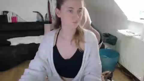 Snapshot of melly4you chatting on 06/15/26, 01:57 melly4you online show from 06/15/26, 01:57