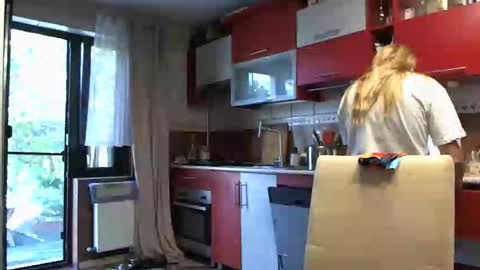 Snapshot of melly_rosey chatting on 09/22/25, 06:48 Melly online show from 09/22/25, 06:48