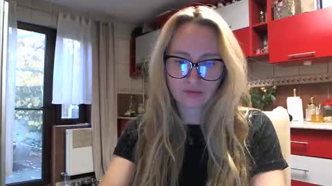 Snapshot of melly_rosey chatting on 10/21/25, 06:14 Melly online show from 10/21/25, 06:14