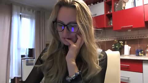 Snapshot of melly_rosey chatting on 10/28/25, 07:23 Melly online show from 10/28/25, 07:23