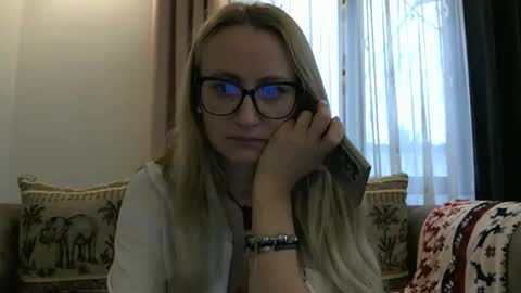 Snapshot of melly_rosey chatting on 11/13/25, 07:18 Melly online show from 11/13/25, 07:18