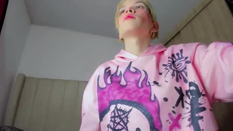 Snapshot of melo_twink chatting on 10/18/25, 08:37 Melo online show from 10/18/25, 08:37