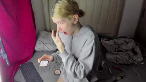 Snapshot of melo_twink chatting on 10/20/25, 07:31 Melo online show from 10/20/25, 07:31