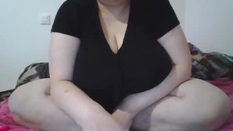 Snapshot of melobigboobs chatting on 12/26/24, 09:47 melobigboobs online show from 12/26/24, 09:47