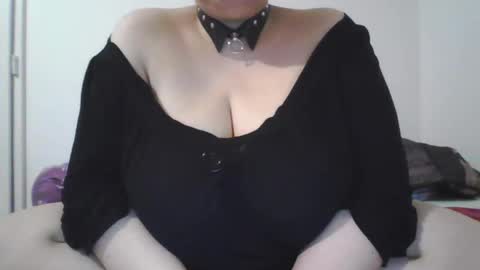 Snapshot of melobigboobs chatting on 01/06/25, 04:23 melobigboobs online show from 01/06/25, 04:23