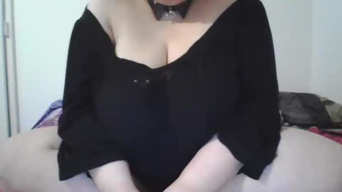 Snapshot of melobigboobs chatting on 01/06/25, 09:22 melobigboobs online show from 01/06/25, 09:22