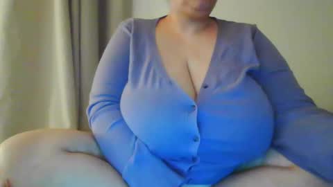 Snapshot of melobigboobs chatting on 01/30/25, 10:08 melobigboobs online show from 01/30/25, 10:08