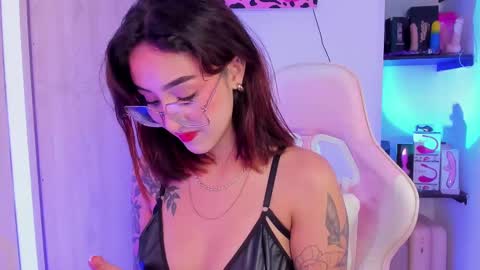 Snapshot of melodie_roy chatting on 02/27/25, 06:09 Melodie Roy 999 online show from 02/27/25, 06:09