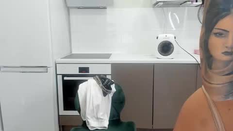 Snapshot of melodyhewit chatting on 10/10/25, 07:18 Masha online show from 10/10/25, 07:18