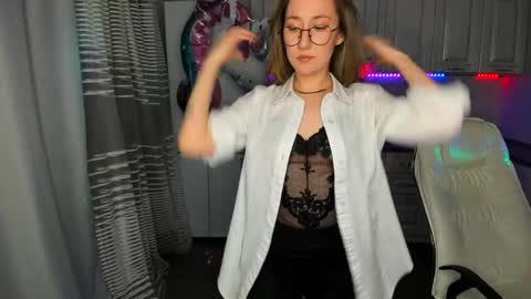 Snapshot of melodyoflovee chatting on 02/07/25, 04:06 Kaylie online show from 02/07/25, 04:06