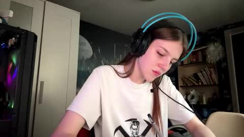 Snapshot of melonygriffen chatting on 09/25/25, 12:09 Hi Im Aria 18 years old online show from 09/25/25, 12:09