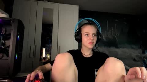 Snapshot of melonygriffen chatting on 10/12/25, 12:15 Hi Im Aria 18 years old online show from 10/12/25, 12:15