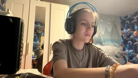 Snapshot of melonygriffen chatting on 10/15/25, 12:38 Hi Im Aria 18 years old online show from 10/15/25, 12:38