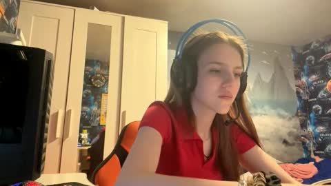 Snapshot of melonygriffen chatting on 10/16/25, 12:39 Hi Im Aria 18 years old online show from 10/16/25, 12:39