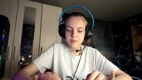 Snapshot of melonygriffen chatting on 10/24/25, 12:23 Hi Im Aria 18 years old online show from 10/24/25, 12:23