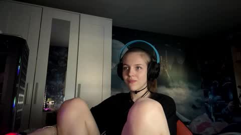 Snapshot of melonygriffen chatting on 10/26/25, 12:22 Hi Im Aria 18 years old online show from 10/26/25, 12:22