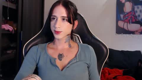 Snapshot of mely_roussex chatting on 02/22/25, 10:52 mely online show from 02/22/25, 10:52