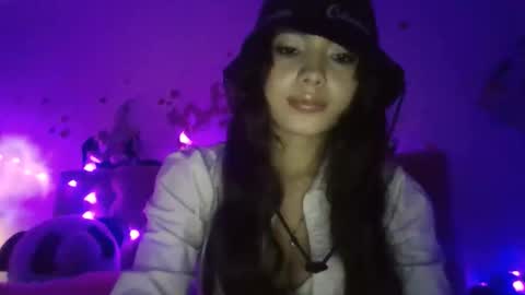 Snapshot of mena_hicks chatting on 12/03/25, 11:03 Heart online show from 12/03/25, 11:03