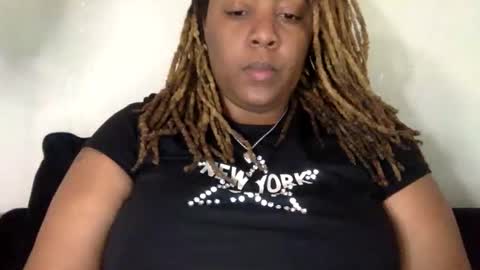 Snapshot of mercedesbuxxx chatting on 11/22/25, 07:35 mercedesbuxxx online show from 11/22/25, 07:35