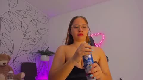 Snapshot of merida06 chatting on 10/25/25, 02:30 merida06 online show from 10/25/25, 02:30