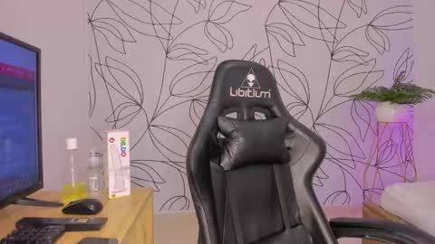 Snapshot of merida06 chatting on 11/25/25, 02:33 merida06 online show from 11/25/25, 02:33