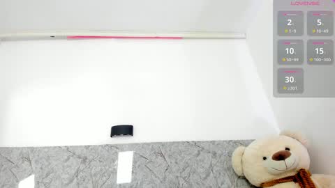 Snapshot of merida_85 chatting on 12/13/24, 02:32 TANIA online show from 12/13/24, 02:32