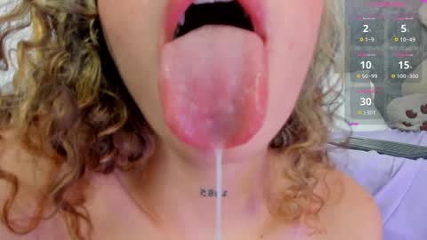 Snapshot of merida_85 chatting on 12/19/24, 01:39 TANIA online show from 12/19/24, 01:39