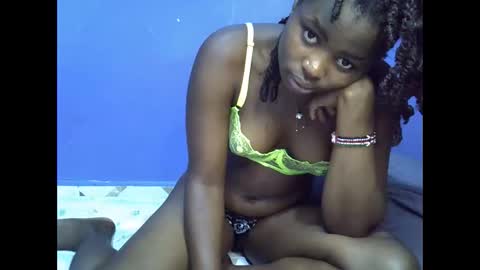 Snapshot of merlin_queen chatting on 11/22/25, 07:18 merlin_queen online show from 11/22/25, 07:18