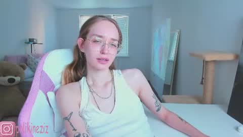 Snapshot of merryl_clark chatting on 06/24/26, 04:28 Sara online show from 06/24/26, 04:28