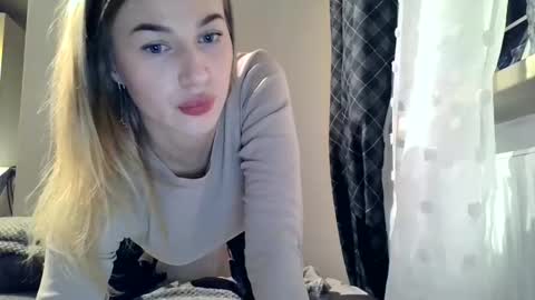 Snapshot of mia6824548 chatting on 12/31/24, 04:25 mia6824548 online show from 12/31/24, 04:25