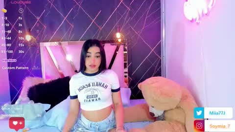 Snapshot of mia77_ chatting on 11/19/25, 02:22 Mia online show from 11/19/25, 02:22