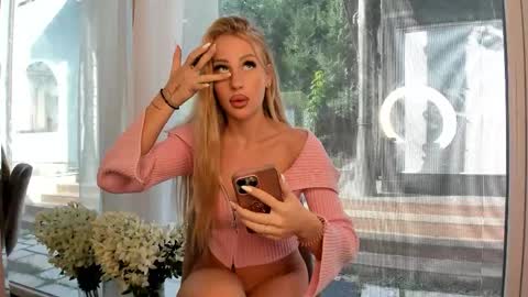 Snapshot of mia__milan chatting on 10/22/25, 08:14 Mia  Milan online show from 10/22/25, 08:14