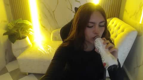 Mia  online show from 10/15/25, 01:33
