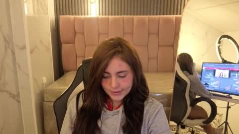 Mia  online show from 10/24/25, 08:44