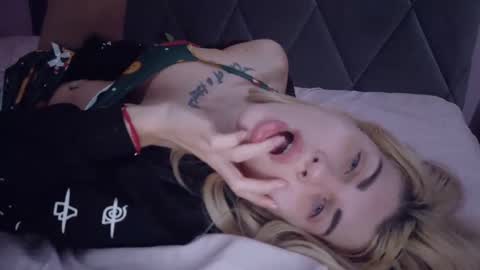 Snapshot of mia_angel chatting on 11/04/25, 04:33 mia_angel online show from 11/04/25, 04:33