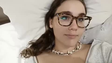 Snapshot of mia_boone chatting on 12/21/24, 03:31 mia_boone online show from 12/21/24, 03:31