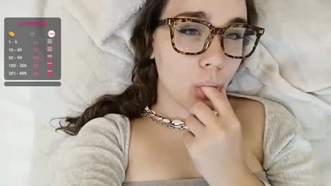 Snapshot of mia_boone chatting on 12/31/24, 04:57 mia_boone online show from 12/31/24, 04:57