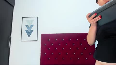 mia online show from 10/15/25, 10:59