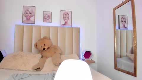 mia_corner online show from 10/17/25, 02:19