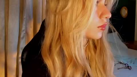 M I A  online show from 06/24/26, 07:13