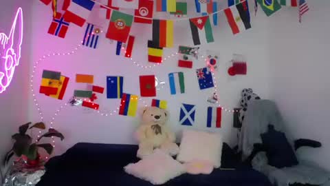 Snapshot of mia_cute_girl chatting on 06/23/26, 12:25 mia_cute_girl online show from 06/23/26, 12:25