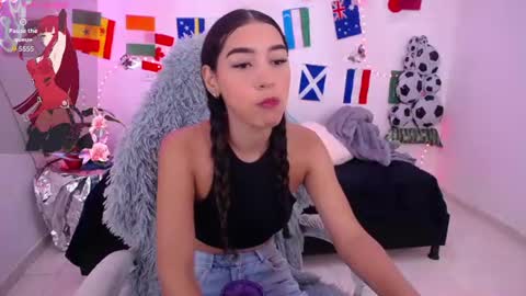 Snapshot of mia_cute_girl chatting on 07/16/26, 12:22 mia_cute_girl online show from 07/16/26, 12:22