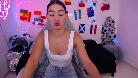 Snapshot of mia_cute_girl chatting on 07/20/26, 12:07 mia_cute_girl online show from 07/20/26, 12:07