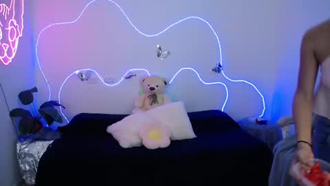 Snapshot of mia_cute_girl chatting on 07/30/26, 12:15 mia_cute_girl online show from 07/30/26, 12:15
