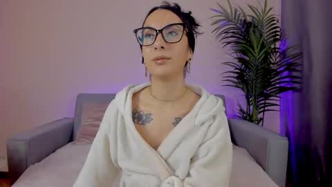 Snapshot of mia_daniellshot chatting on 04/23/26, 01:02 Sarah Luna online show from 04/23/26, 01:02
