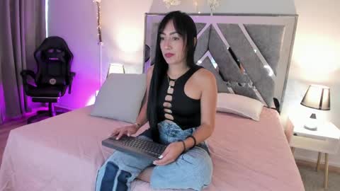 Snapshot of mia_davis__ chatting on 05/27/26, 12:02 mia_davis__ online show from 05/27/26, 12:02