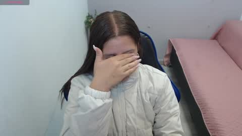 Mia online show from 09/09/25, 01:21