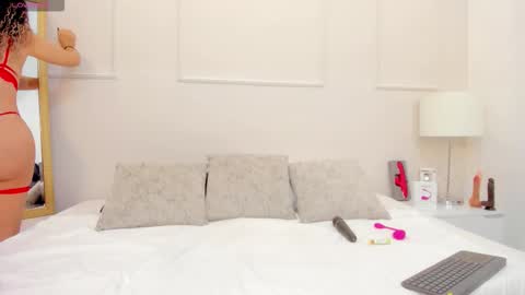 Snapshot of mia_dolcee chatting on 10/22/25, 11:54 mia_dolcee online show from 10/22/25, 11:54