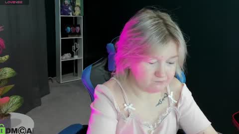 Mia online show from 06/12/26, 03:05